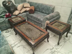 طاولات من النوع الثقيل ينفك ارجلهم ويتركب بصواميل سهل الفك مع الزجاج كامل ل 3 طاولات