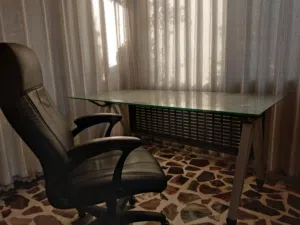 مكتب زجاج سوكريت بحالة الجديد مع كرسي مدير قياس 80*160