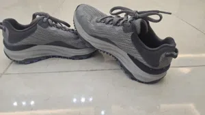 حذاء سكيتشرز D'Lux Trail نسائي - رمادي مع لمسات زرقاء. نعل داخلي Air-Cooled Memory Foam