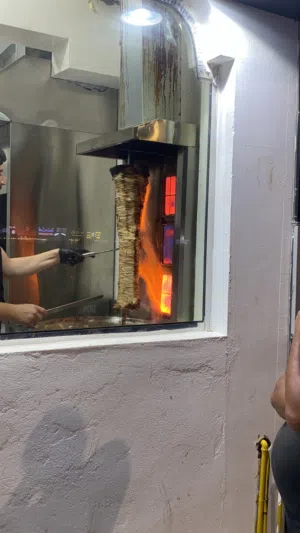 مقهى شاورما وبيتزا وفطائر للاستثمار او للبيع