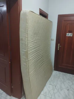 مرتبة سرير كبيرة قاسية