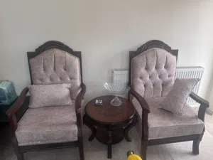 طقم غرفة ضيوف مع طاولات