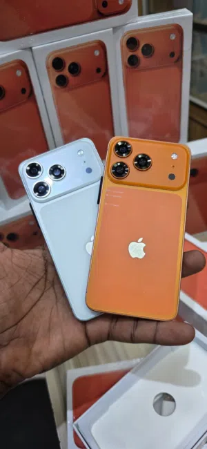 ايفون 17 برو ماكس متعدد الالوان بحجم متوسط