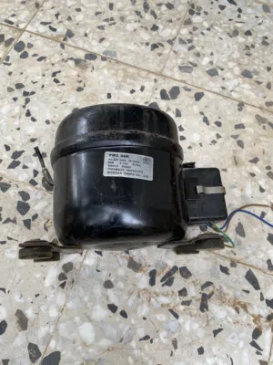 محرك ثلاجة (Compressor) من شركة Sichuan Danfu، وهو نوع معروف بكفاءته وهدوئه .