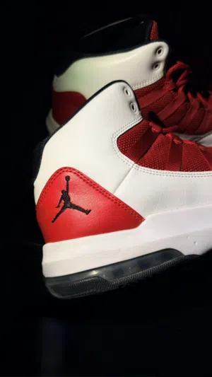 Nike Air Jordan max aura gym red shoes حذاء نايك ابر جوردن ماكس ابيضّ واسود واحمر اصلي