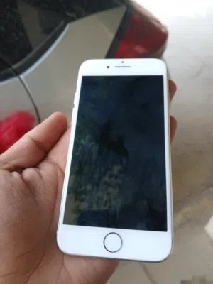 ايفون سبعه للبيع 32 g انا عارض فقط