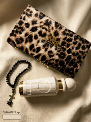 عطر نوع ممتاز ضمن علب هدايا فاخرة معبأة بزجاجات فخمة وثقيلة تحفة من الأناقة.