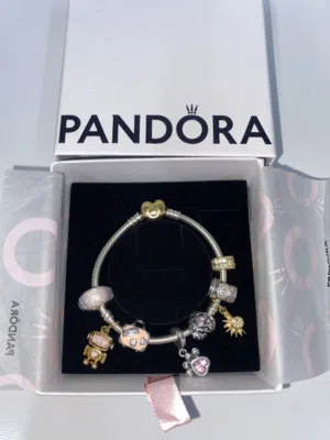 Original pandora bracelet with 8 charms استعمال اقل من شهر اسوارة بندورا اصلية مع 8 تشارمز