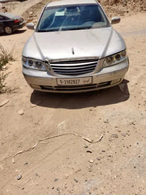 ازيرا 2007 نظيفة تبي شوية في الصالة وهيج وين ماتبي للعلم السيارة عليها وسخ وتراب تبي لوادجو تشوفها ك