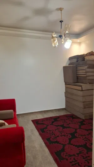 شقة للايجار بالاثاث السيدة عائشة موقع ممتاز