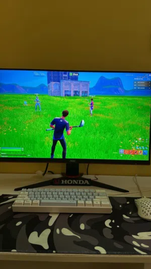 شاشة جيمنج نظيفة جدا للبيع