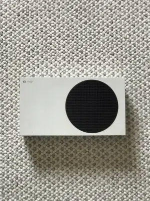 اكس بوكس سيريس اس xbox serias s للبيع 68 دينار فقط بحاله جيده الجهاز عمره ما انفتح و نضيف