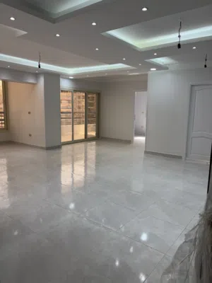 شقه 300 متر بالدور الخامس بمدينه نصر بالحي الثامن القاهره
