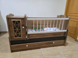 Wooden baby crib in brown excellent condition - سرير بيبي خشبي بني بحالة ممتازة