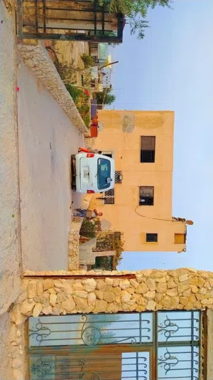 منزل طابقين للبيع في منطقة الذهبيه الغربية اللسين  مساحه الارض دونم ونصف مشجره 30شجرة زيتون 6ليمون