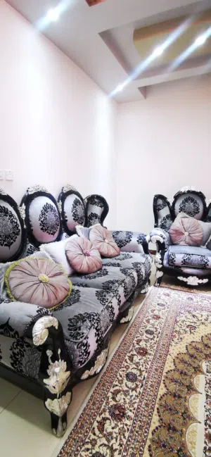 للبيع طقم كنب خشبي مخمل فاخر