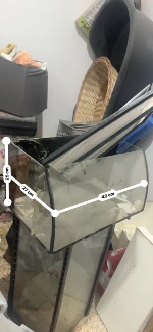 مجموعة من احواض الزواحف و الاسماك عالية الجوده