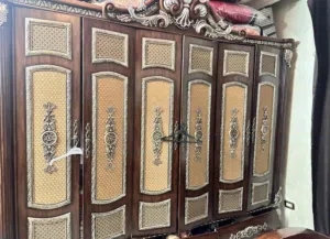 غرفة نوم مكونة من تخت وخزانة ثقيل جدا فقط للبيع