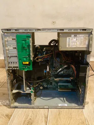 المنتج هو وحدة إمداد طاقة (Power Supply) من شركة HP لجهاز كمبيوتر مكتبي.