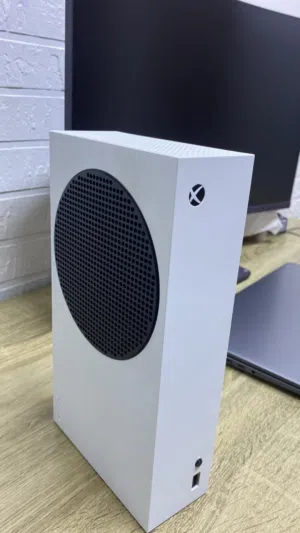 XBOX SERIES S إيد أصليه مع بطارية شحن وإيد سلكيه وحساب ألعاب