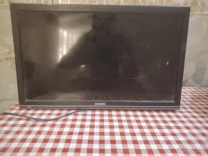 شاشة قياس 24 /عطانه مدري شبيه تشتغل كلوب بس ماكو صورة /تحتاج ريمونت لان ما مكسور ريمونته