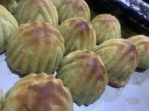 تقبل الله طاعتكم كيلو معمول عجوة. بالسمنة الحلوب فقط 4 دنانير معمول جوزب 7 دنانير معمول بالفستق 12