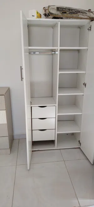 خزانة للبيع لون ابيض