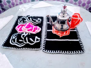 طقم سفرة منسوج يدويا من خيوط الصوف بشكل انيق للمطبخ