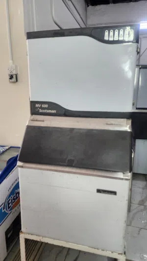 ماكينة صنع ثلج مكعبات (ماركة Scotsman الإيطالية)