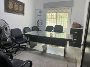 طاولة سفرة لثمان كراسي زان خشب ثقيل مع حماية زجاج 20ملم بسعر مغر