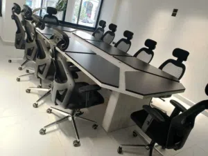 خلّي اجتماعاتك أفخم! طاولة اجتماعات بتصميم أنيق وجودة عالية، مثالية للشركات والمكاتب وتضيف لمسة