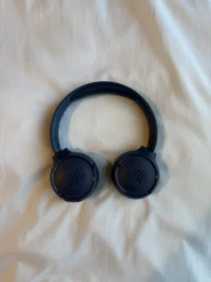 سماعات رأس لاسلكية JBL 520BT بحالة ممتازة، لون أزرق، صوت رائع، معروضة للبيع  في عمّان