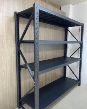 ارفف وطاولة مع كراسي