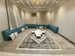 مجلس ارضي بلون مميز جدا البيع شامل الفرشة و الزولية