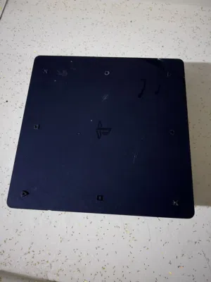 Ps4  جهاز مستعمل ويا جوستك اثنين اصلية وتجارية