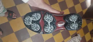 حذاء  مستعمل للبيع يقفل هذا الحذاء من الوراء بستعمال قفل الذ ي وراءه وليس رياضي