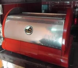 ماكينة صنع قهوة احترافية (Espresso Machine) من العلامة التجارية الإيطالية العريقة La Pavoni.