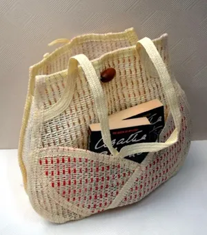 شنط خفيفة picnic للرحلات و التوزيعات بتصاميم بسيطة  تتسع للكتب والشالات