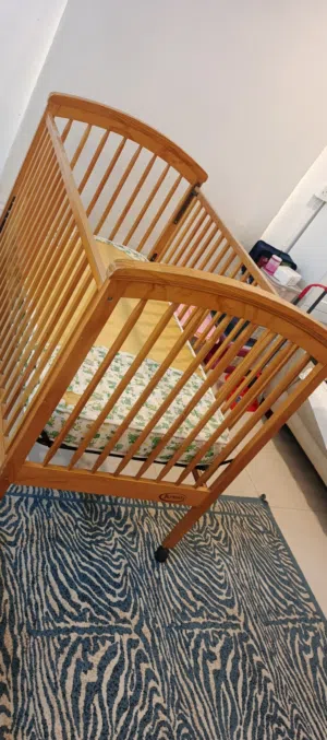 سرير أطفال بحاله ممتازة لتواصل وتساب