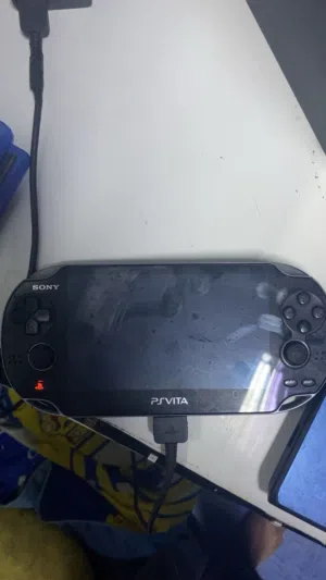 جهاز  PS Vita 1000 لبيع جهاز استخدام قليل و هنك عطل في زر L السعر 75 دينار بحريني