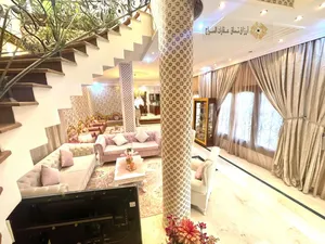 فيلا تصميم خليجي للبيع جنزور الشرقيه بالقرب من مصحه السلام بها حديقه كبيرة ومنطقه خاصه بالشواء وبئر