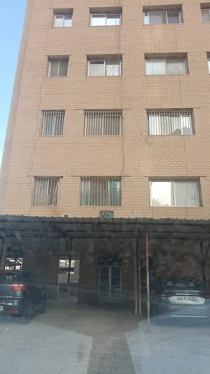 مطلوب فرد غير مدخن وعلى مستوى عالى من التعاون يفضل جامعى لايجار غرفه قطعة 5 ش قطر مقابل البوليفارد