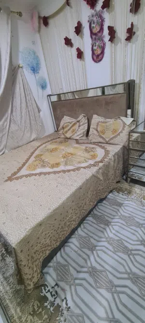 للبيع غرفه نوم مرتبه جديده مع اثنين كمدينه
