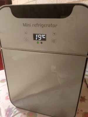 ثلاجتين ميني بار وحده عرض ووحده سلفر لكوفي شوب للمكاتب للسياره ..العرض 150دينار والسلفر 100