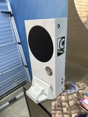 اكس بوكس سيرس اس نضيف مالك ثاني للبدل او للبيع مع قاعده شحن سريع بطاريه اصليه و يد اصليه