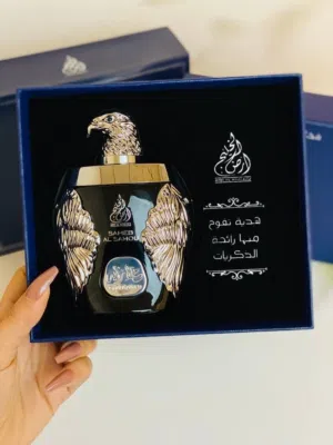 عطر لا يشبه الحضور العادي بل يترك بصمة فاخرة تسبقك اينما ذهبت