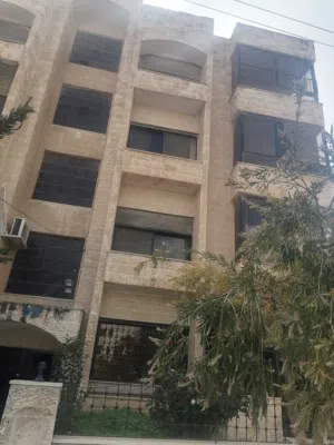 شقه في ضاحيه الرشيد طابقيه 330 متر لقطعه