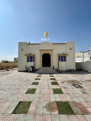 للبيع منزل مستقل فالعامرات على أول خط من شارع العام الرئيسي مقابل نيستو مع 20 متر مواقف