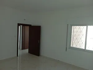 شقة في موقع استراتيجي طابق 3 مساحتها 148 متر مطلة على شارع الاردن قريبة من مستشفى الرشي
