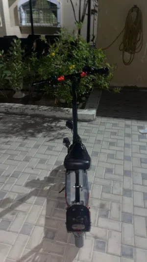 سكوتر كهربيا مكسور شويه بس يمشي وأموره طيبه مع شحن